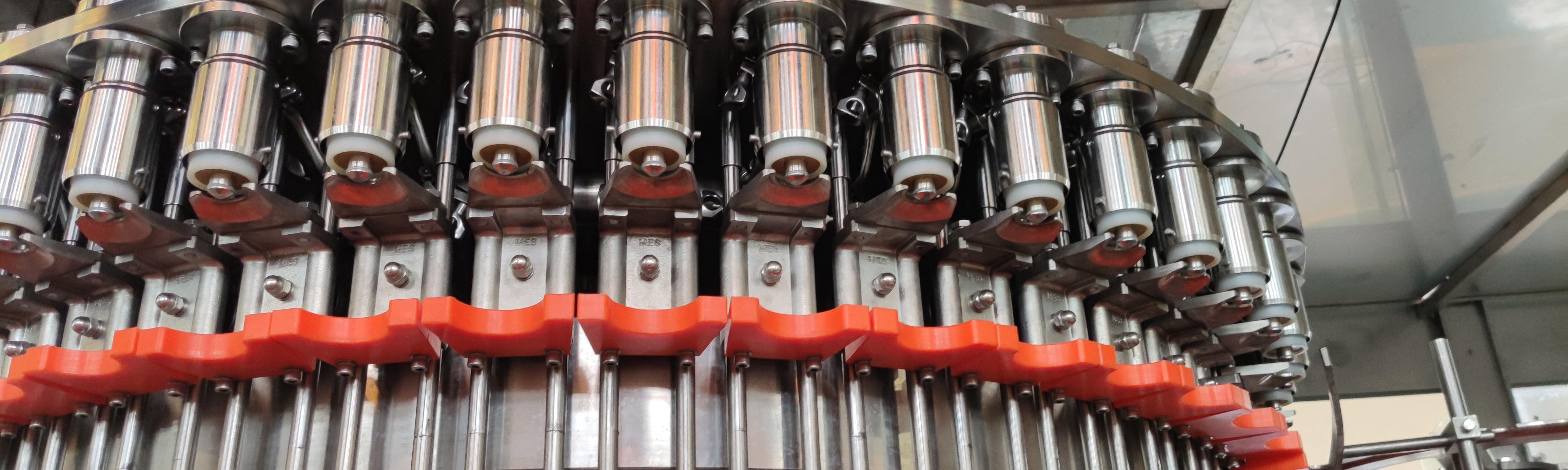 Rotary filling machine for PET bottles